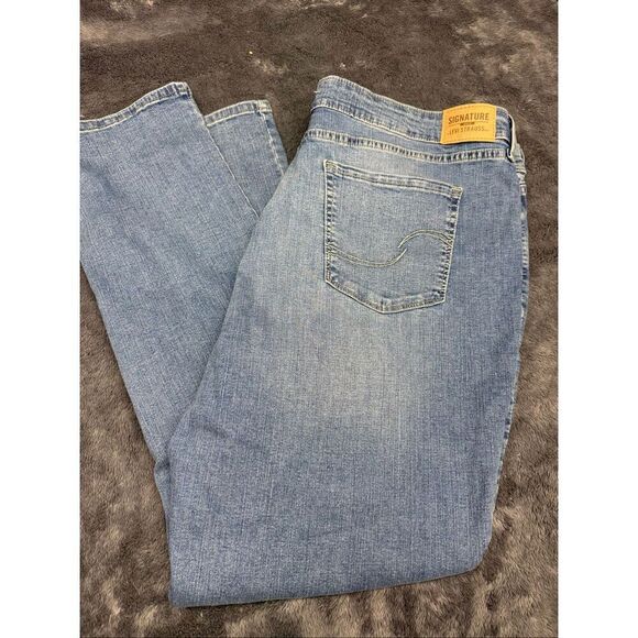 Levi's ultra stretch, totally shaping blue jeans with a 35” waist and 32" inseam - Picture 2 of 5